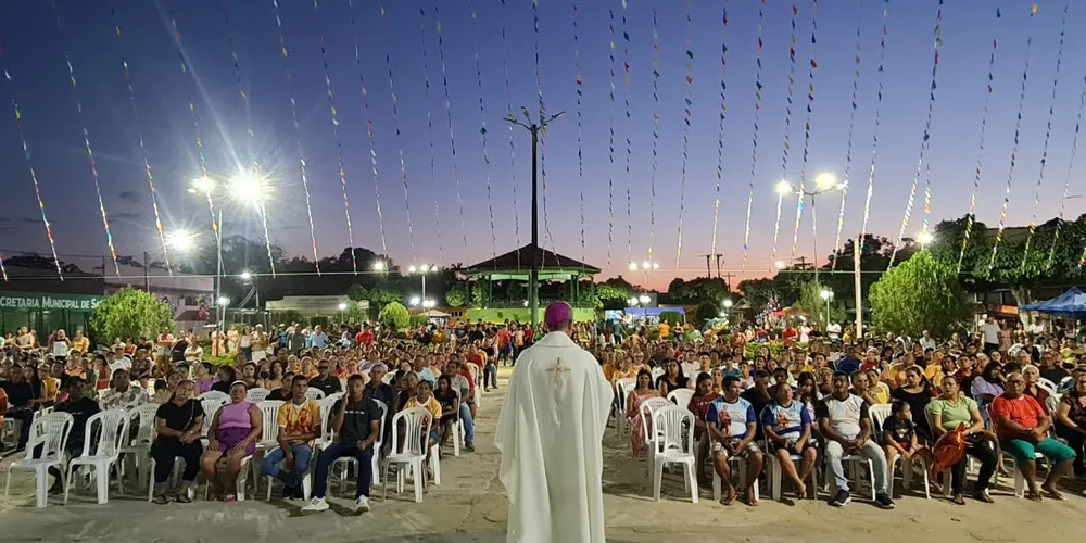 A missa solene, às 18 horas, foi celebrada pelo bispo Dom Santiago Sànchez Sebastian