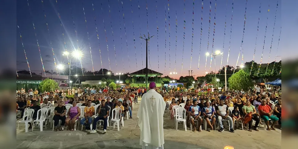 A missa solene, às 18 horas, foi celebrada pelo bispo Dom Santiago Sànchez Sebastian