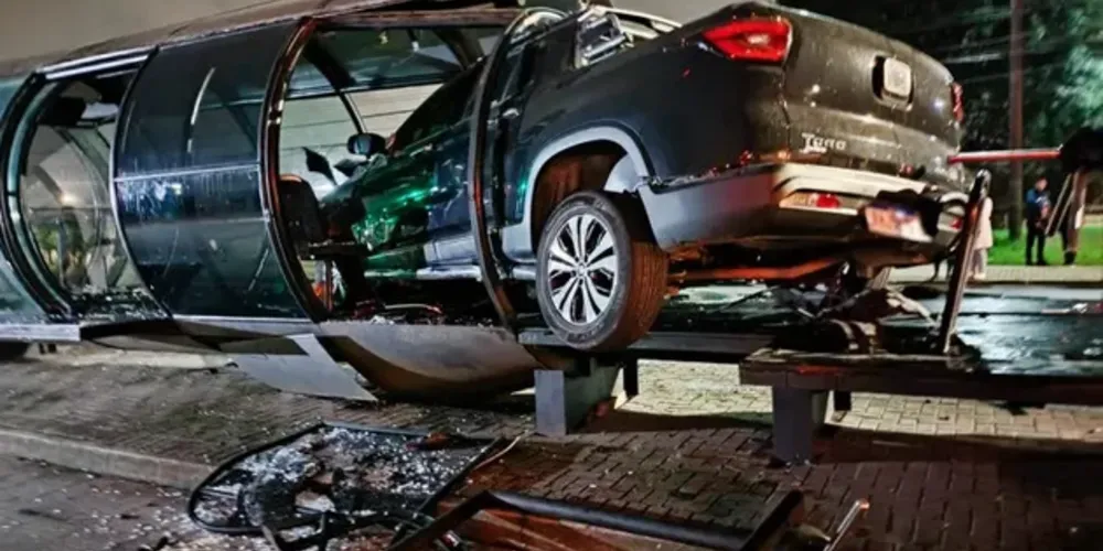 Com a desculpa de que iria atrás do cachorro dele que saiu do carro, o homem fugiu do local