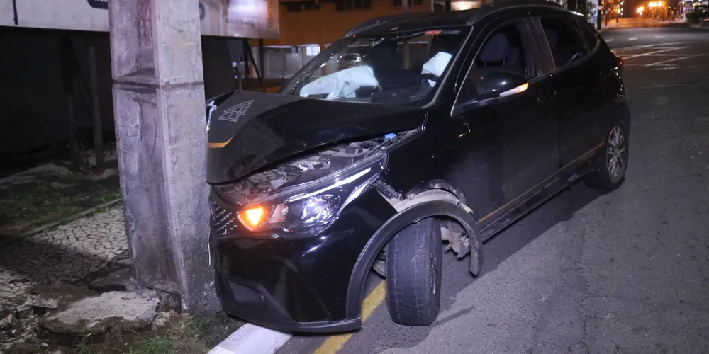 Quatro rapazes ficam feridos após carro colidir contra poste em PG