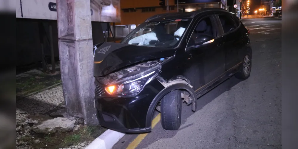 Quatro rapazes ficam feridos após carro colidir contra poste em PG