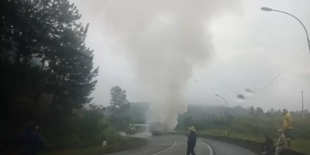 Caminhão pega fogo e interdita a BR-116 na Grande Curitiba