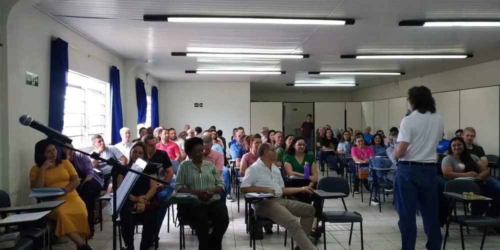 Após um breve momento de oração, diferentes integrantes do Cadae abordaram cinco grandes temas