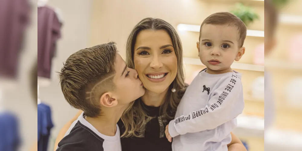 Ana Carolina Tratz Degraf e seus filhos.