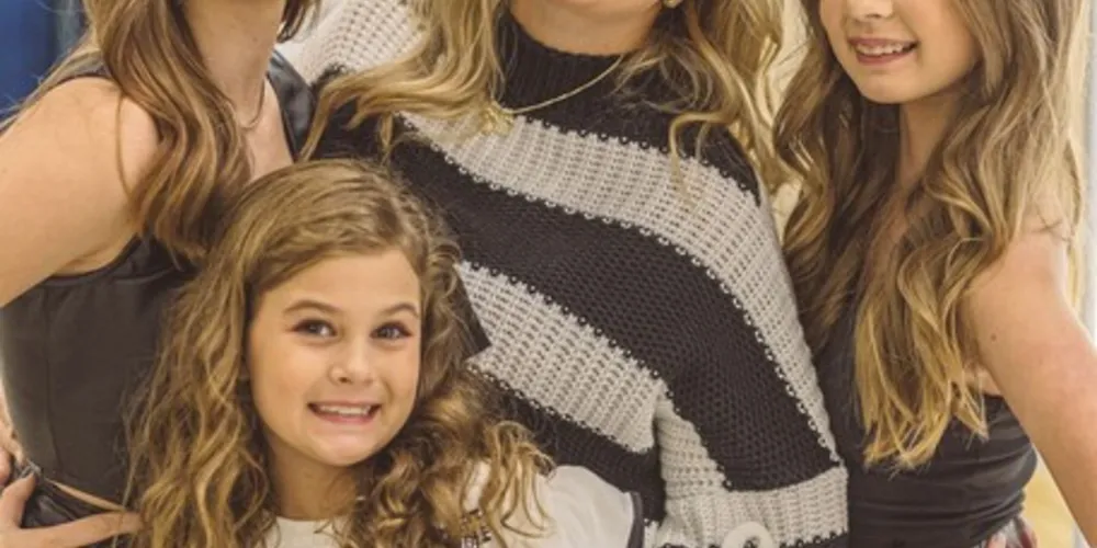 Paula Vanessa Szczerba Pereck e suas filhas.