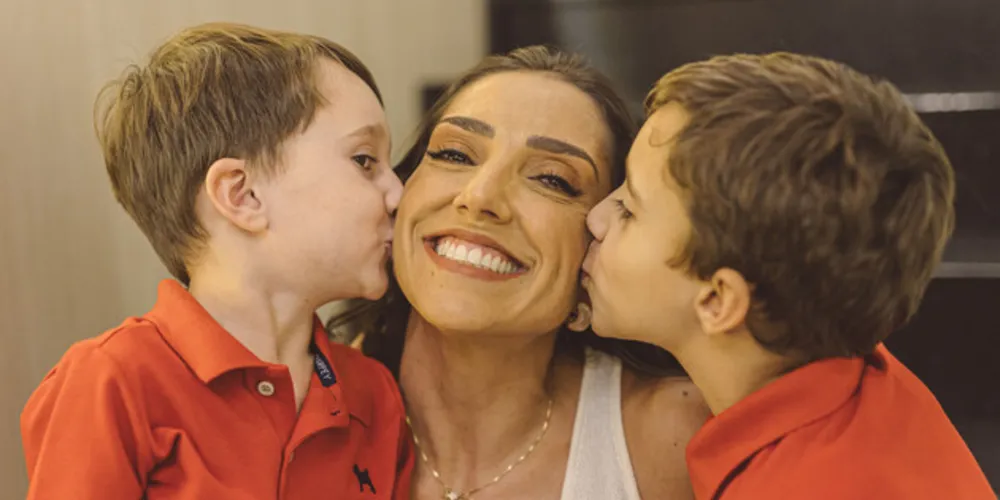 Francielen Baieta Gorte e seus filhos.