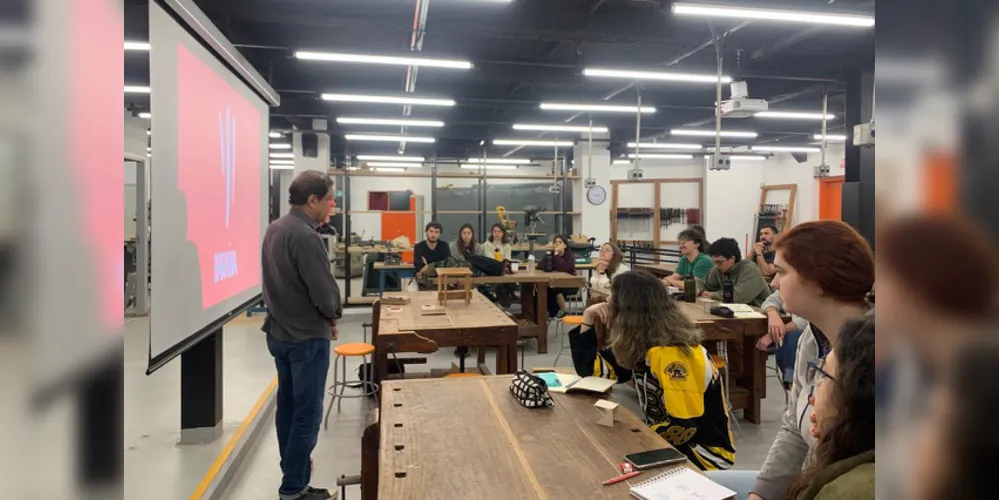 Museu Paranaense promove oficina e conversas sobre corpo, música e arquitetura - Francisco Fanucci coordena a oficina “O corpo e a cadeira”.