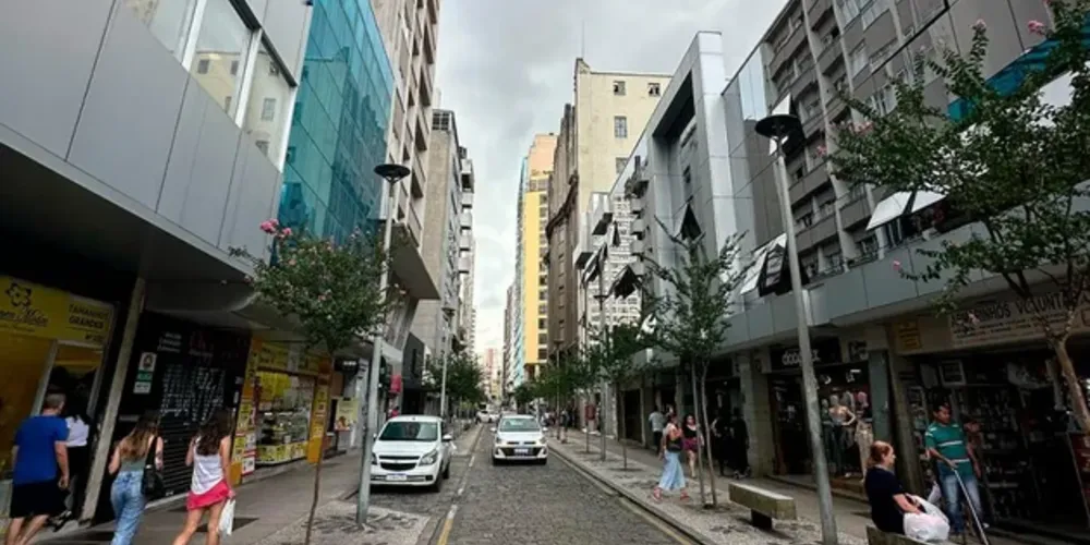 Depois de domingo quente, frente fria avança e pode derrubar temperaturas nesta segunda-feira (13) no Paraná