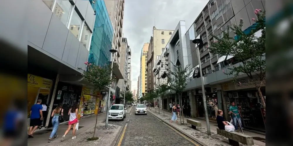 Depois de domingo quente, frente fria avança e pode derrubar temperaturas nesta segunda-feira (13) no Paraná