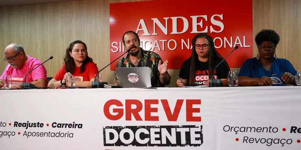 Professores das universidades e institutos técnicos federais estão em greve há cerca de 50 dias