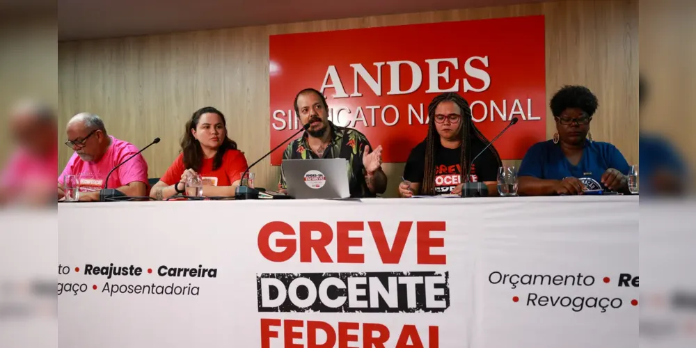 Professores das universidades e institutos técnicos federais estão em greve há cerca de 50 dias