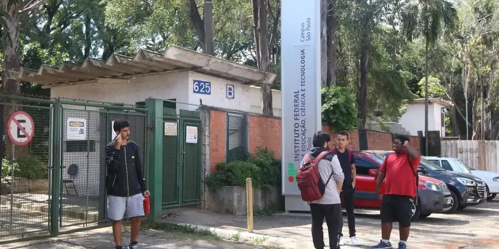 Professores de universidades e colégios federais estão em greve há um mês
