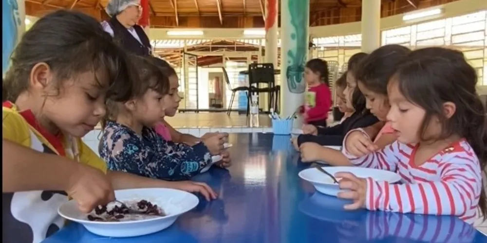 O cardápio é cuidadosamente planejado e inclui opções como frutas, legumes, carnes e sucos naturais