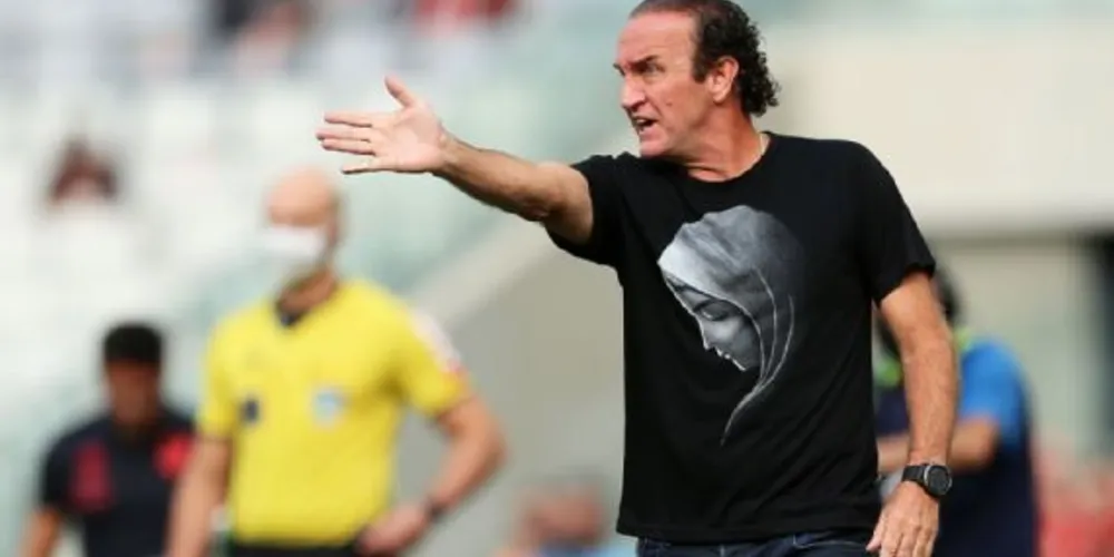 Cuca, técnico do Athletico-PR, durante partida do Brasileirão, na Ligga Arena, em Curitiba (PR)