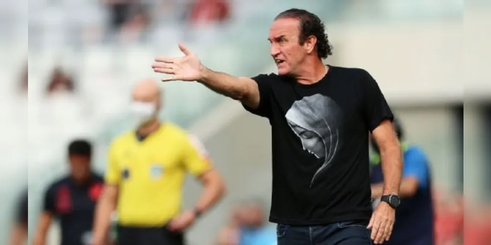 Cuca, técnico do Athletico-PR, durante partida do Brasileirão, na Ligga Arena, em Curitiba (PR)