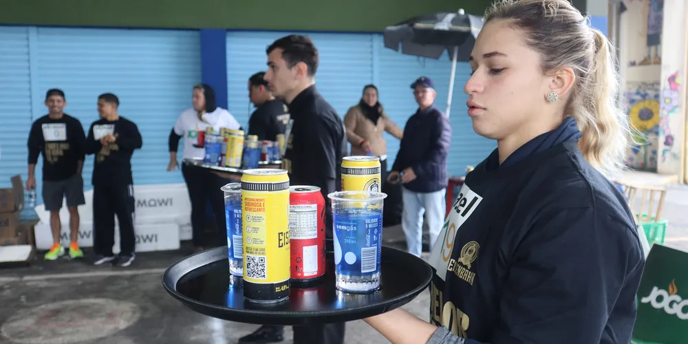 Garçons e garçonetes dos 21 restaurantes associados à Abrasel Matinhos competiram em 12 baterias