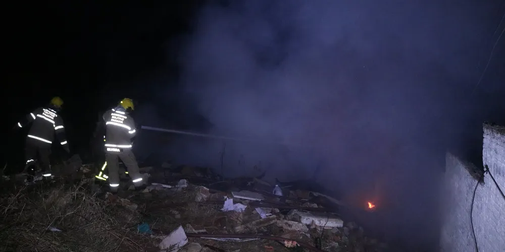 Corpo de Bombeiros foi acionado para conter as chamas