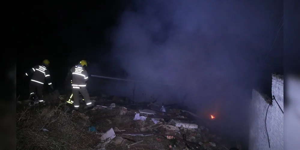 Corpo de Bombeiros foi acionado para conter as chamas