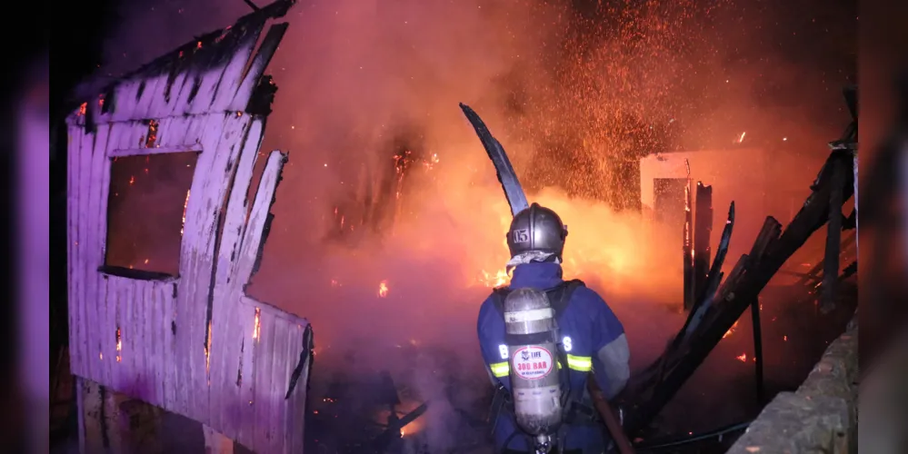 Fogo consumiu a casa na madrugada desta sexta-feira (07)