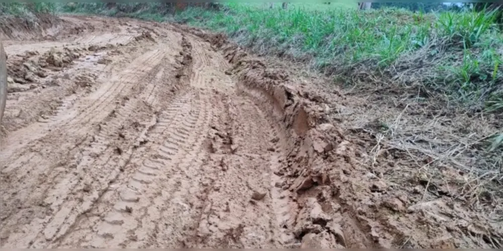 Moradores de Itaiacoca reclamam das condições da estrada