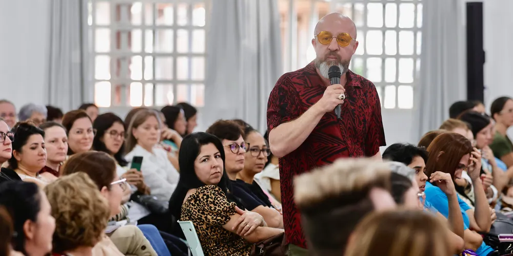O escritor Fabrício Carpinejar ministra a palestra