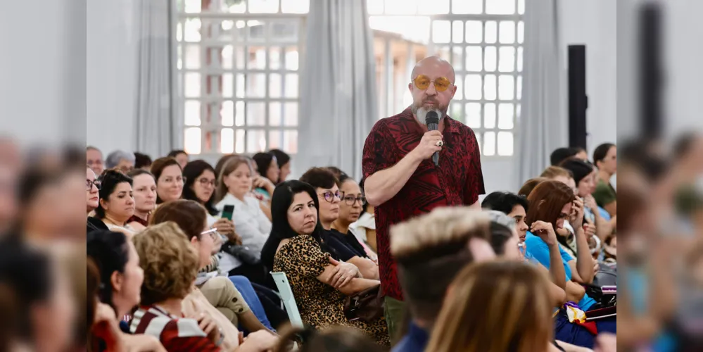 O escritor Fabrício Carpinejar ministra a palestra