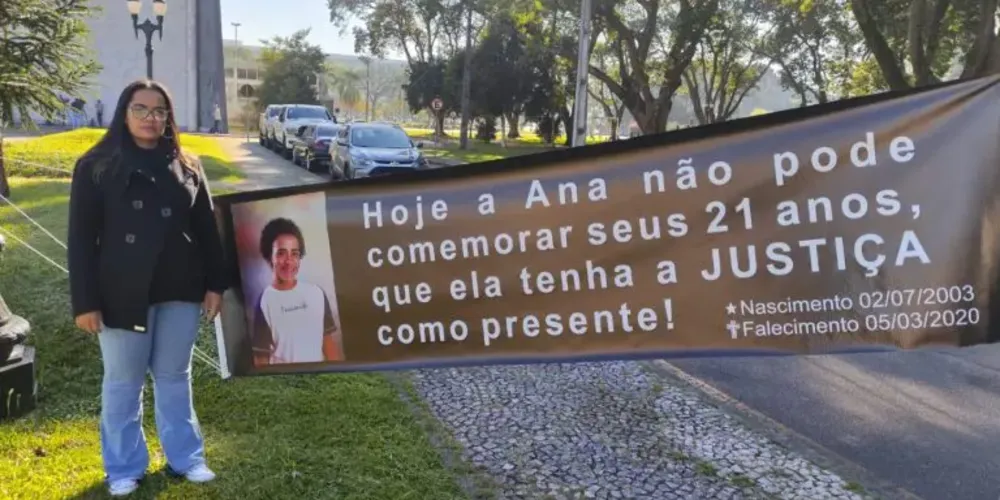 Karoline Fernanda de Souza Machado lamenta morta da irmã e da sobrinha