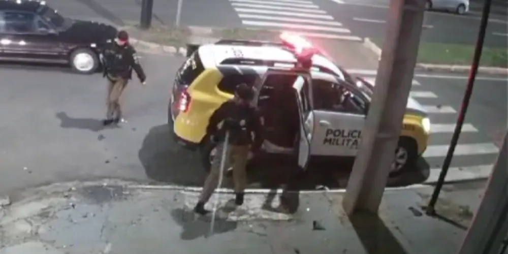 O motorista do Palio envolvido no acidente abandonou o veículo e fugiu do local