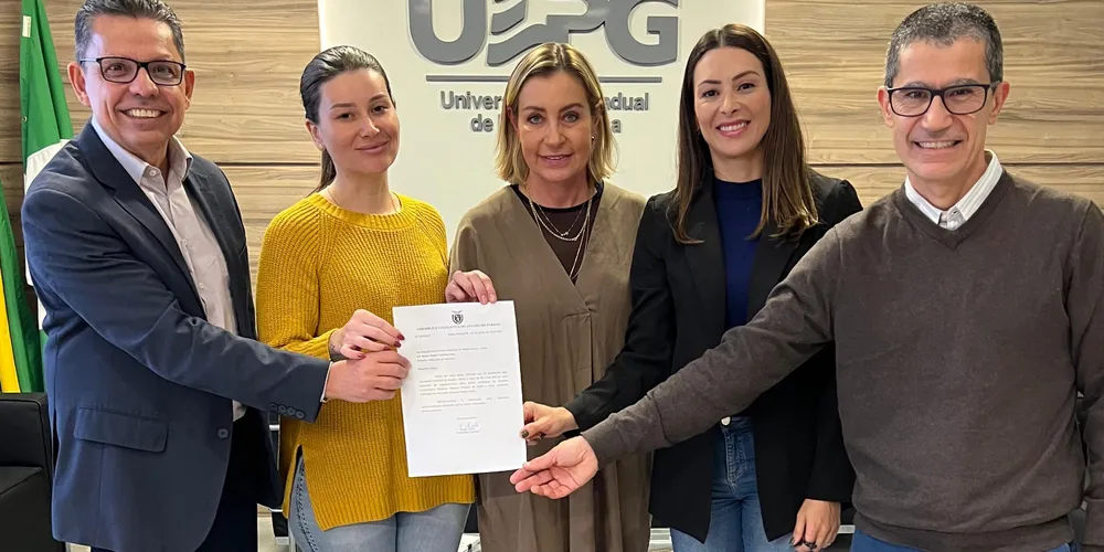 Joce e Mabel Canto se reuniram com o reitor Miguel Sanches Neto, o vice-reitor Ivo Mottin Demiate e da diretora-geral dos hospitais universitários da UEPG, Fabiana Postiglione Mansani