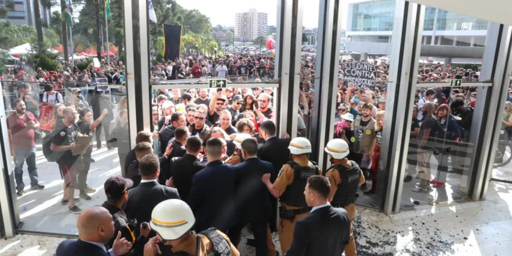 Minutos antes das 14h30, horário regimental da sessão, os manifestantes já estavam nas galerias