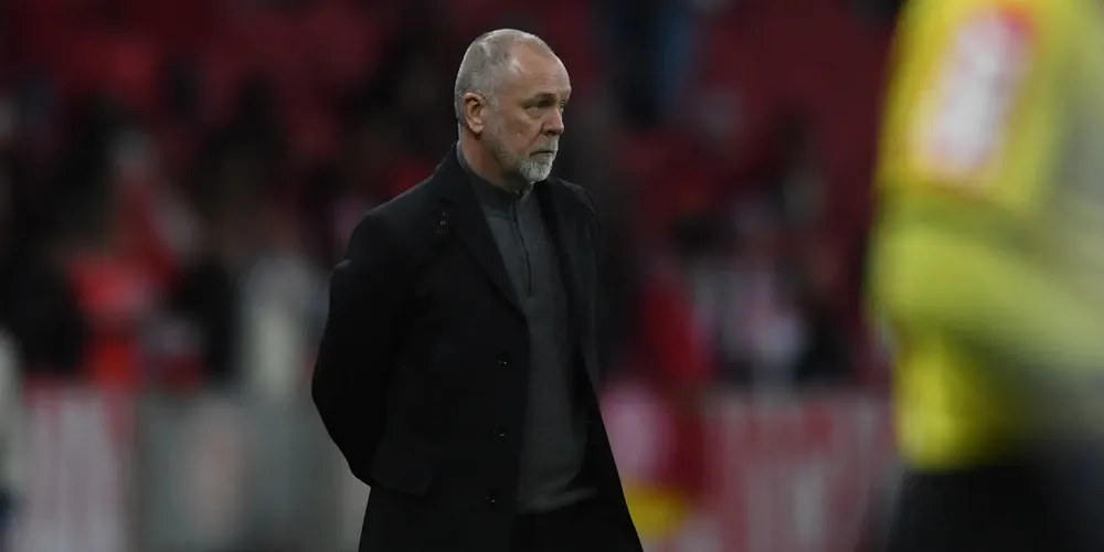 O novo técnico se apresentará ao time nesta terça (2)