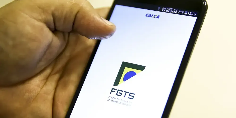 O trabalhador pode verificar o saldo do FGTS por meio do aplicativo FGTS, disponível para os telefones com sistema Android e iOS