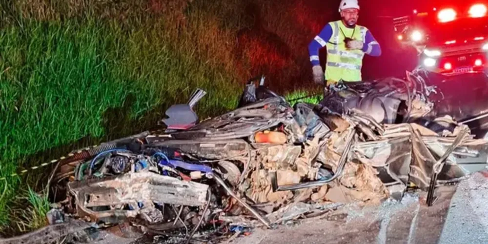 Com o impacto da colisão, o carro ficou totalmente destruído