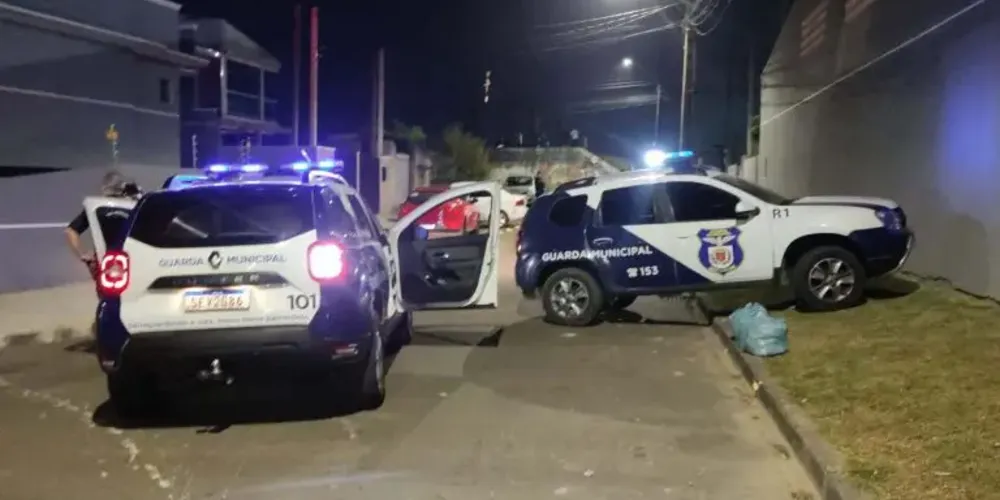 Mulher presencia morte a facadas de pai de seus filhos em Curitiba; crime aconteceu na residência do casal