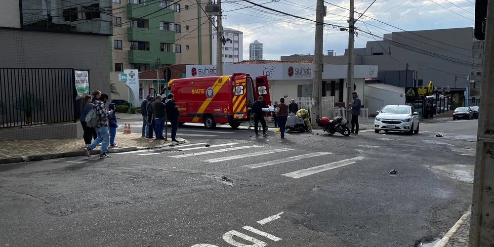 Carro e moto colidem na região central de PG na manhã deste sábado (29)