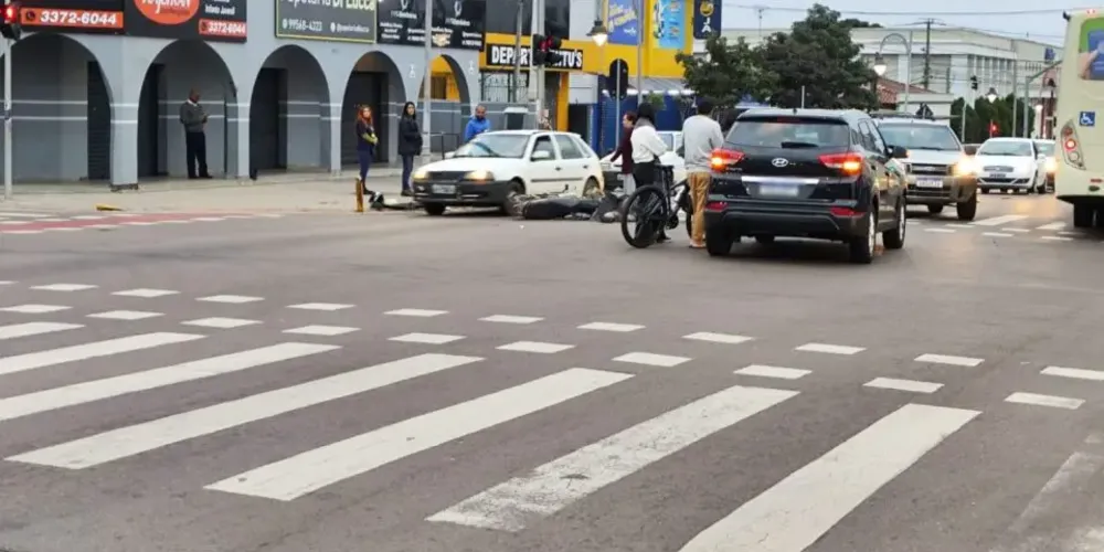 Motociclista morre na hora após batida contra carros em cruzamento de Curitiba