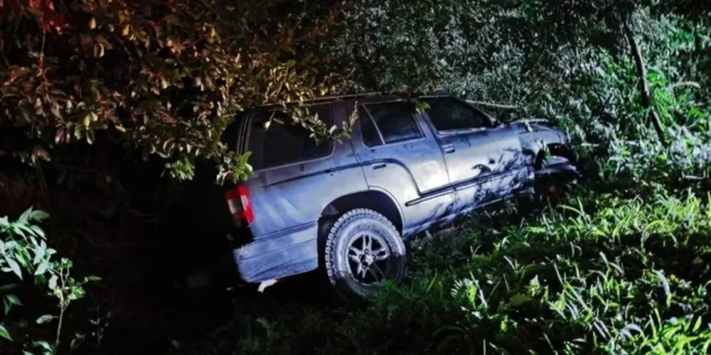 Havia uma garrafa de vodca vazia embaixo de um dos bancos do carro