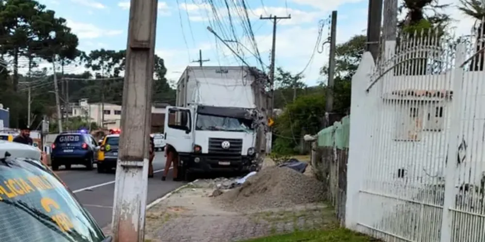 O motorista do caminhão perdeu o controle da direção