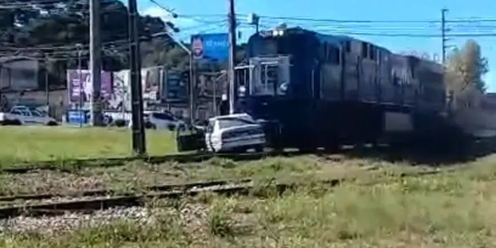 O vídeo, que registrou o momento chocante, mostra claramente o trem arrastando o carro.