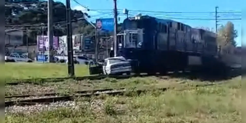 O vídeo, que registrou o momento chocante, mostra claramente o trem arrastando o carro.