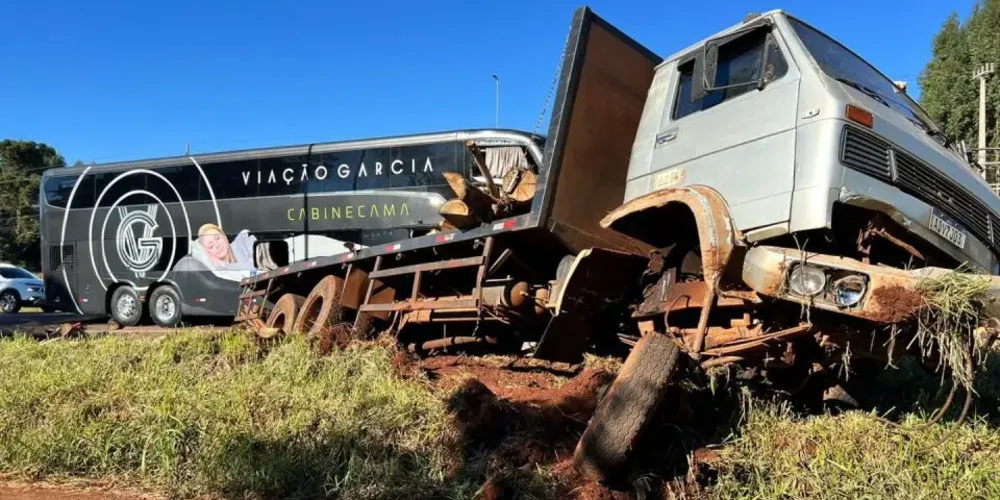 Acidente entre ônibus de viagem e caminhão carregado com toras deixa 12 feridos na BR-277