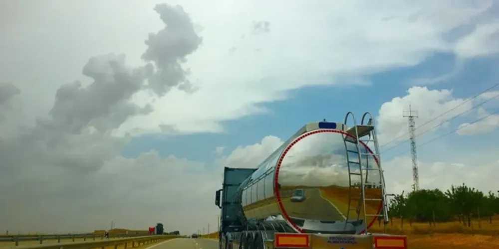 A vítima foi levada para o carro dos criminosos e ficou refém por aproximadamente duas horas