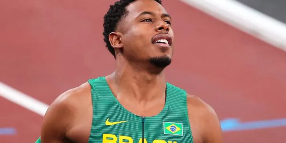 O atleta irá competir nos 100m rasos e revezamento 4x100m