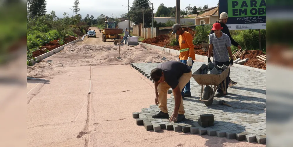 Já teve início a colocação dos blocos de paver, que vão garantir maior durabilidade para o pavimento