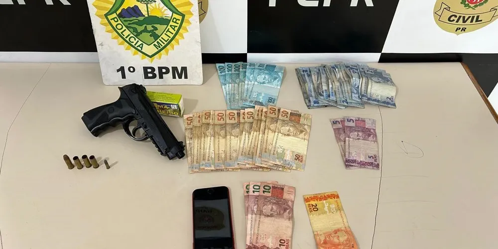 A ação é decorrente de uma investigação que apura os crimes de disparo de arma de fogo, posse/porte irregular de arma de fogo e tráfico de drogas