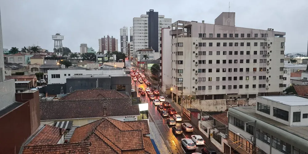 Em Ponta Grossa neste sábado (25), a máxima atinge os 17º C, enquanto a mínima será de 8º C