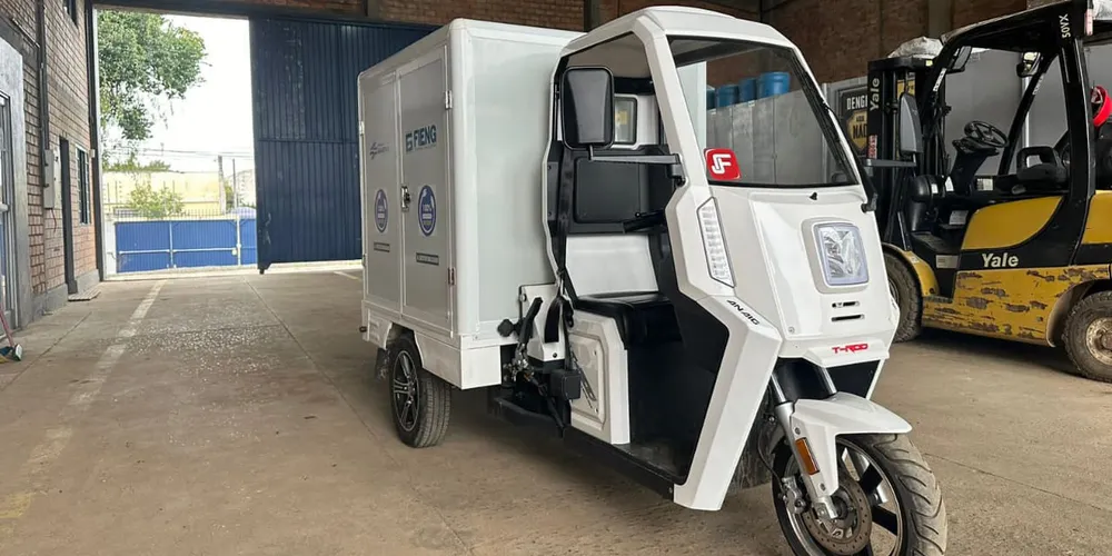 Sanepar adota tuc-tuc elétrico para fazer substituição de hidrômetros