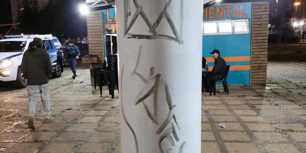 Pichação aconteceu na noite desse domingo (26)