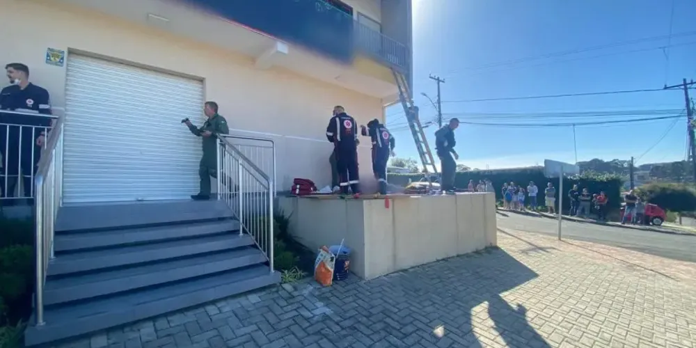 O homem de 60 anos caiu de aproximadamente quatro metros de altura