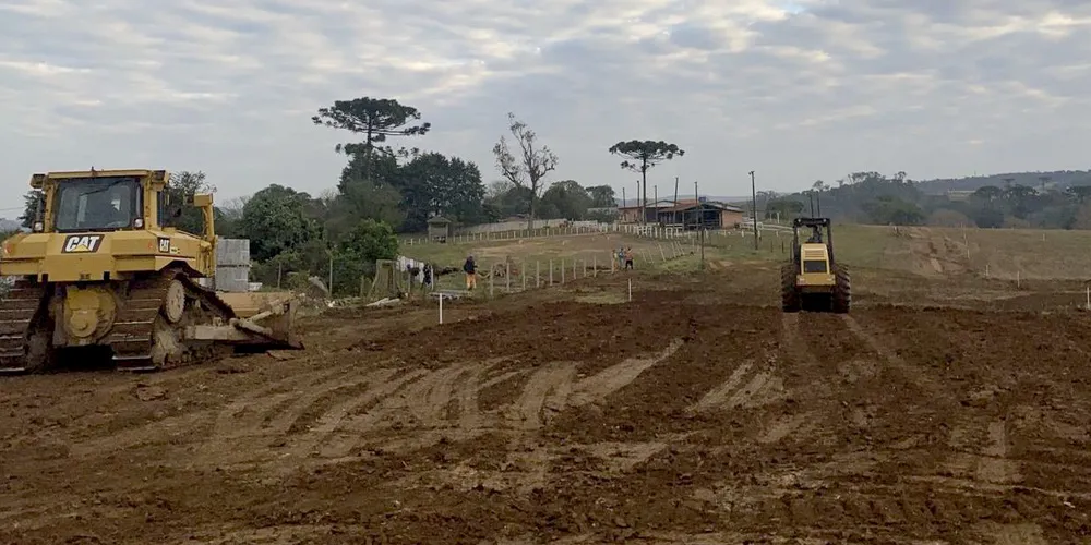 A obra é executada próximo ao traçado antigo da rodovia, cujo trecho não pavimentado foi municipalizado
